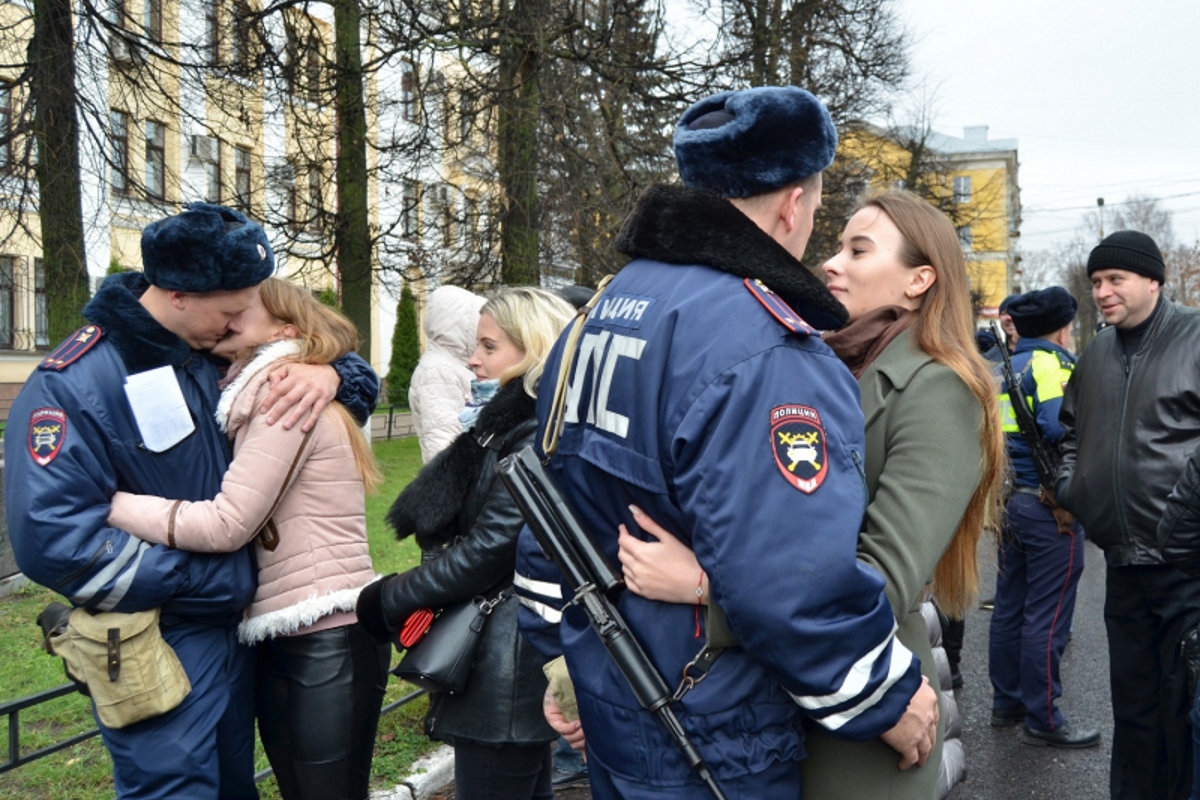 Встречали как героев: в Тверь из командировки на Северном Кавказе вернулся отряд полицейских