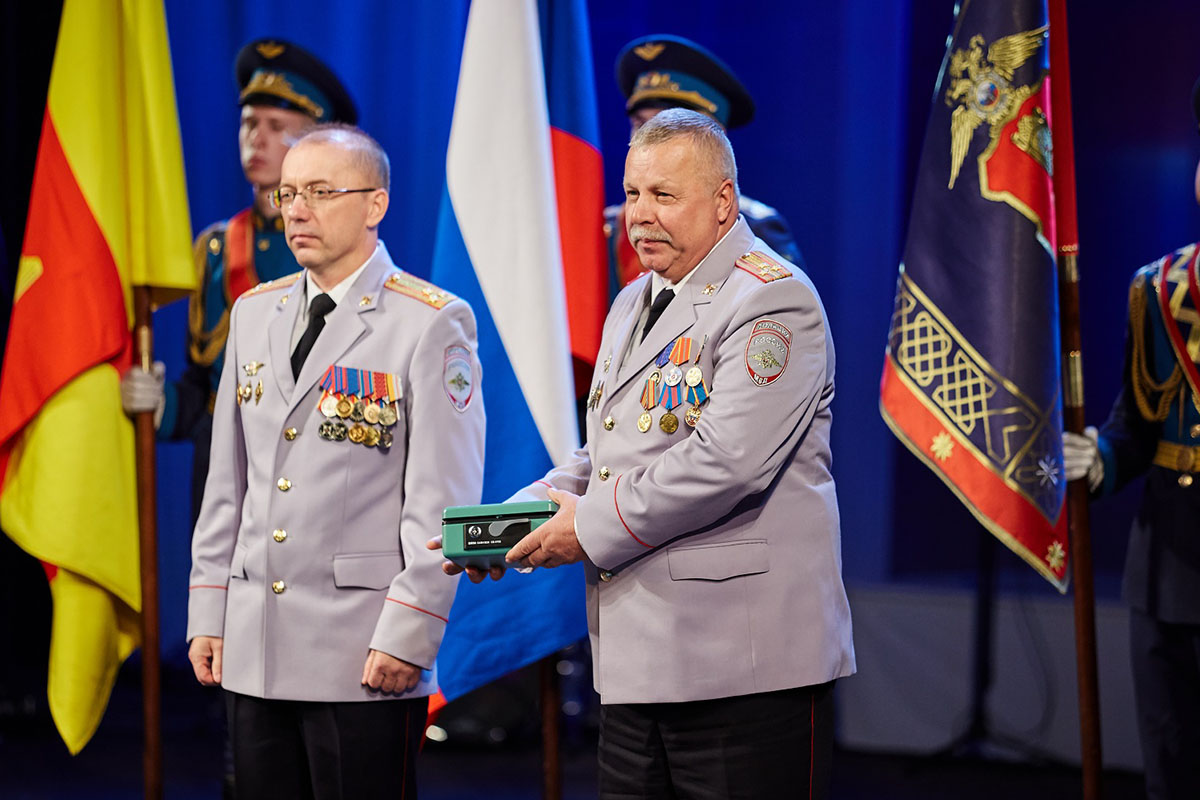 Глава УМВД Тверской области вручил полицейским медали и наградное оружие
