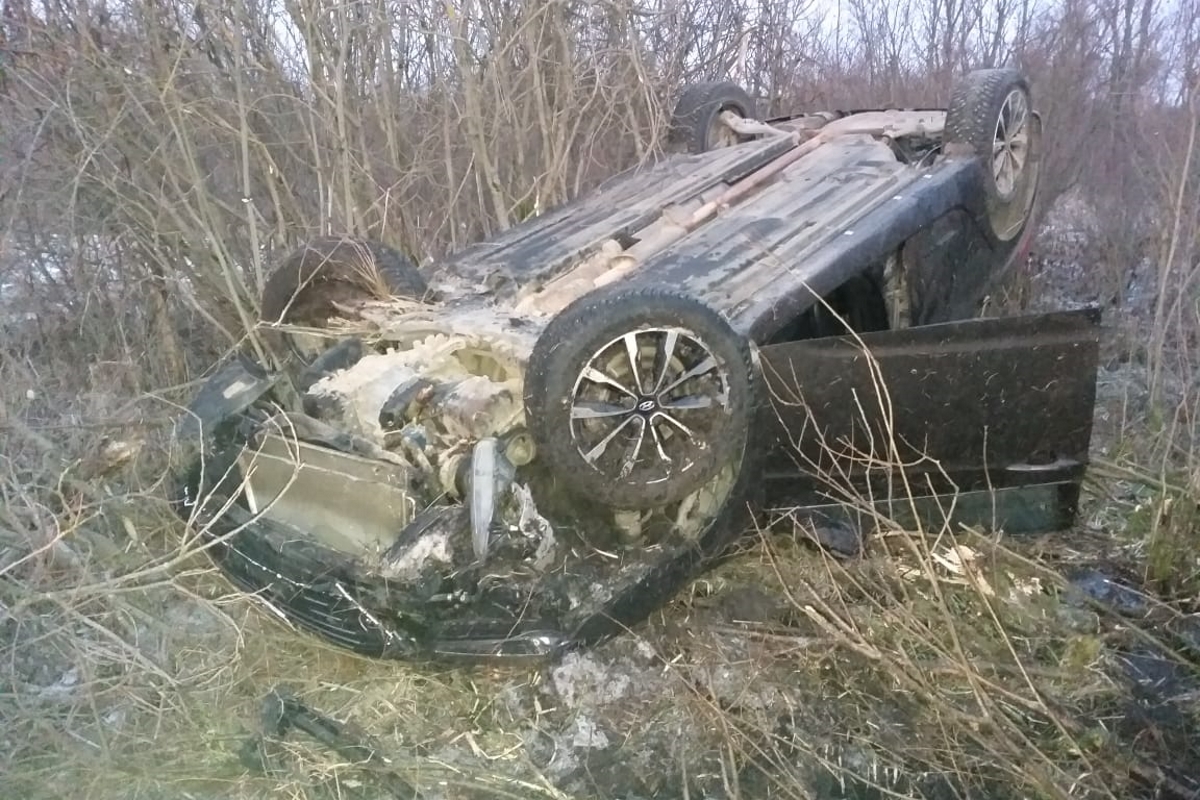 В Тверской области иномарка вылетела с дороги и перевернулась