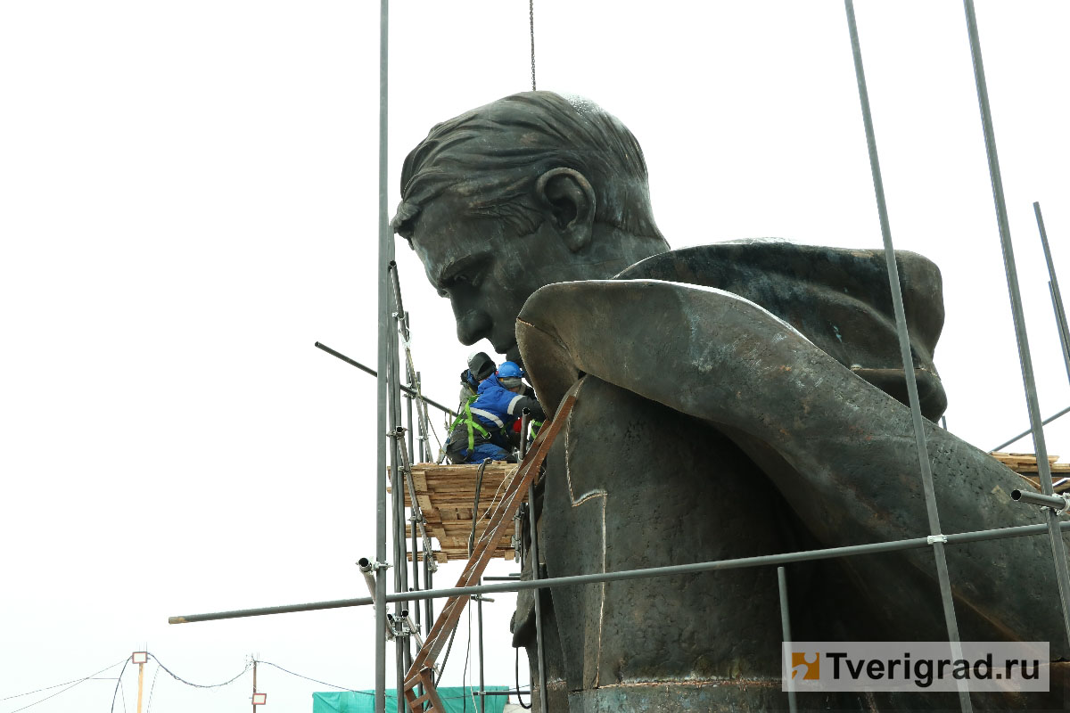 На площадке Ржевского мемориала завершают сборку верхней части памятника Советскому солдату