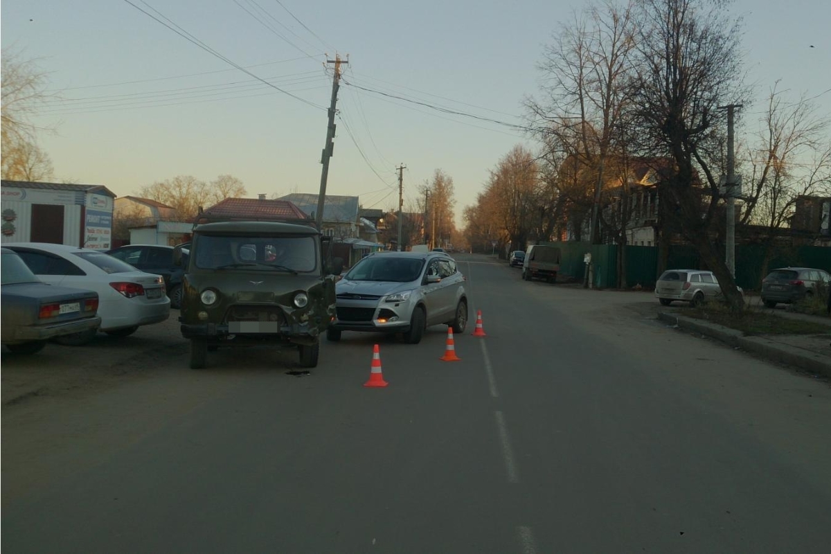 В Тверской области кроссовер протаранил УАЗ, двое пострадали