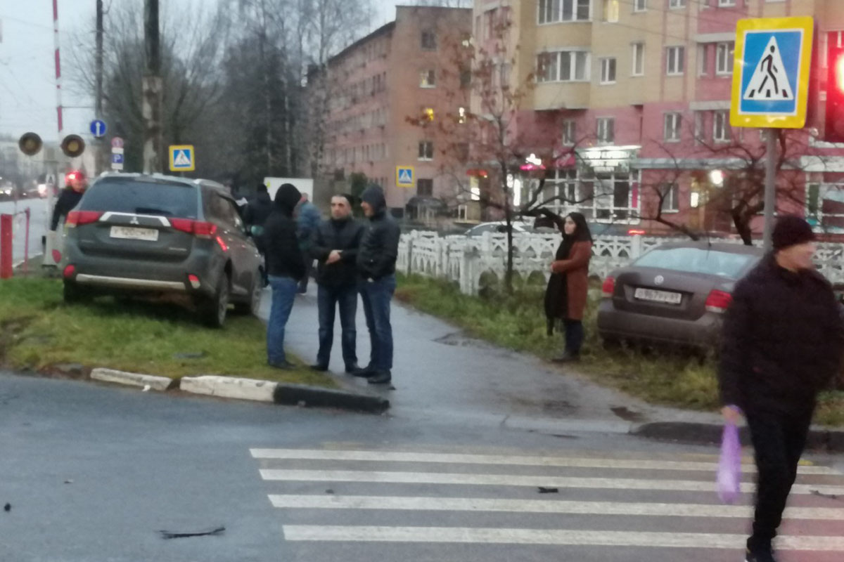 Два автомобиля вылетели с дороги после столкновения на улице Паши Савельевой в Твери