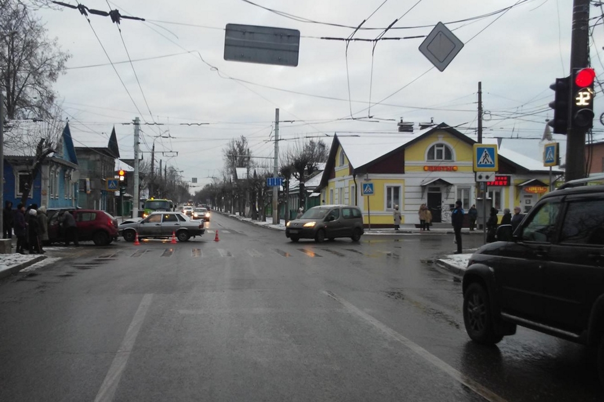 В аварии в Твери пострадали водитель и пассажирка