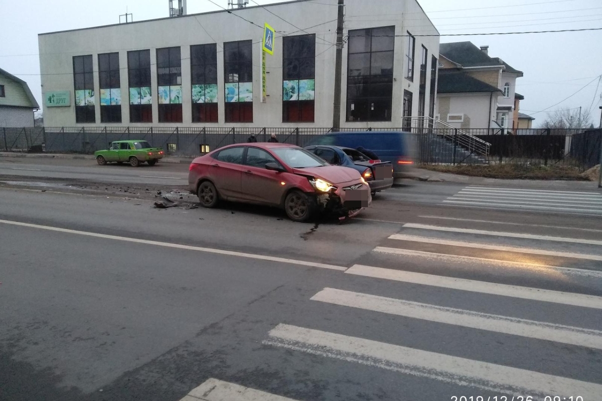 В Твери водитель Mitsubishi спровоцировал ДТП, в котором пострадала женщина