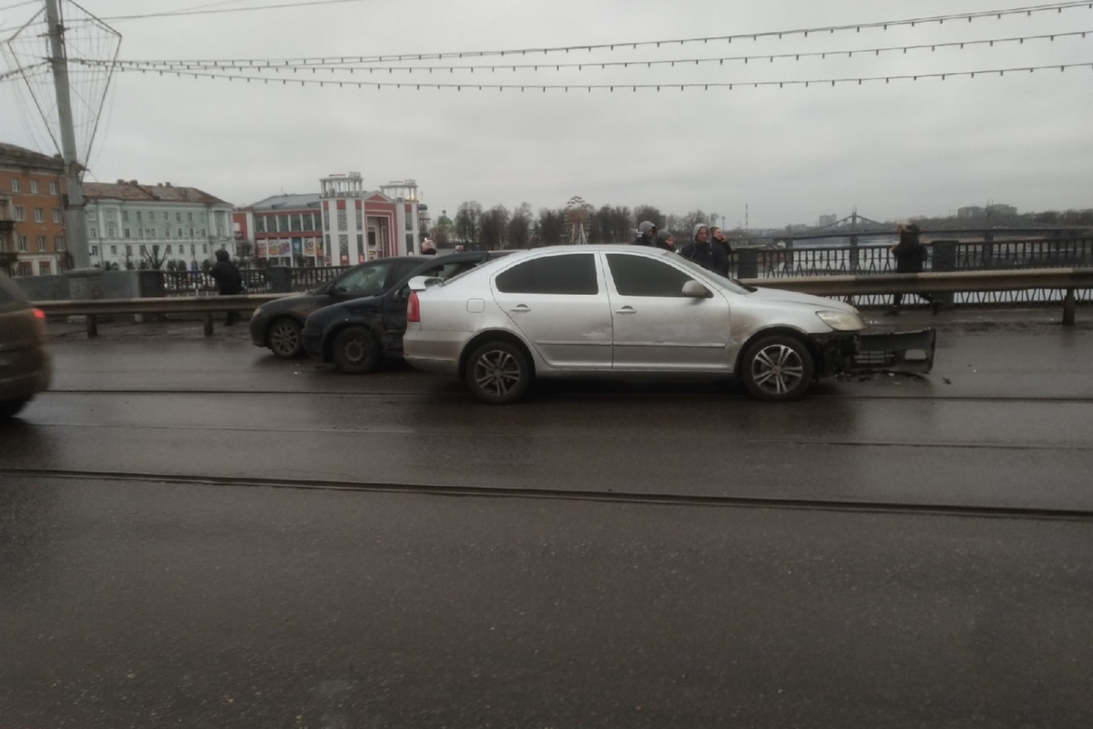 На Новом мосту в Твери произошла массовая авария: столкнулись шесть автомобилей