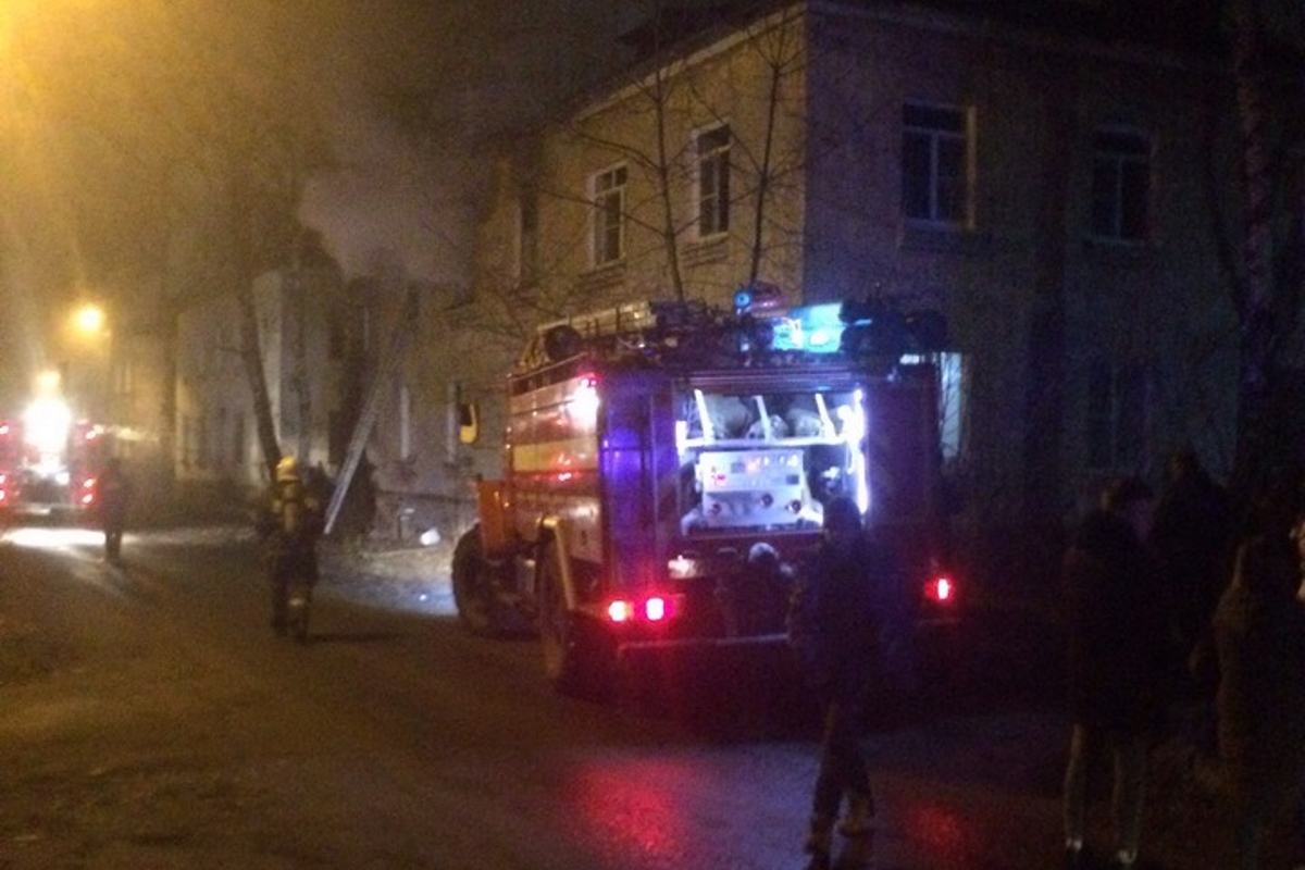 В Пролетарском районе Твери пожарные тушили горящую квартиру