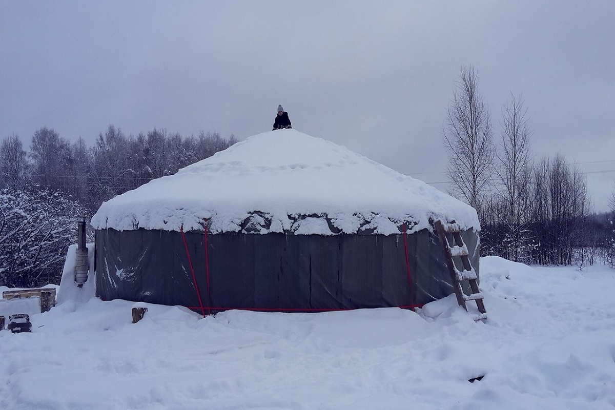 Из Парижа в тверскую глубинку: 36-летний топ-менеджер крупной международной компании бросил престижную работу, поставил юрту в глухой деревне и перевез сюда семью