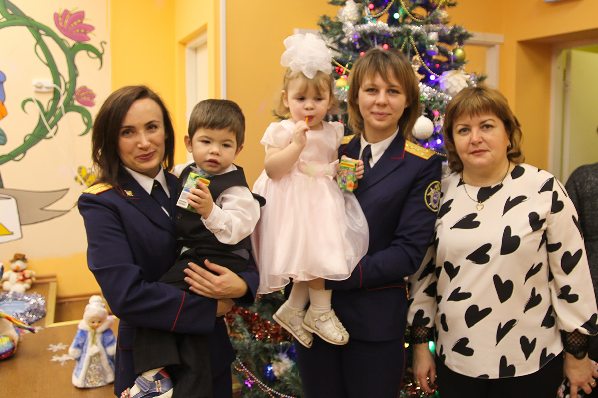 В Твери перед Новым годом следователи поздравили воспитанников дома ребёнка «Теремок»