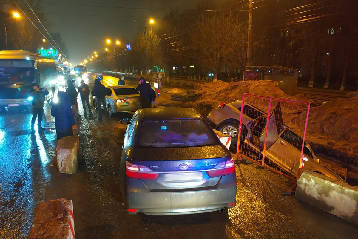 В Твери на Петербургском шоссе Land Cruiser протаранил бетонные блоки и провалился в разрытую коммунальщиками яму