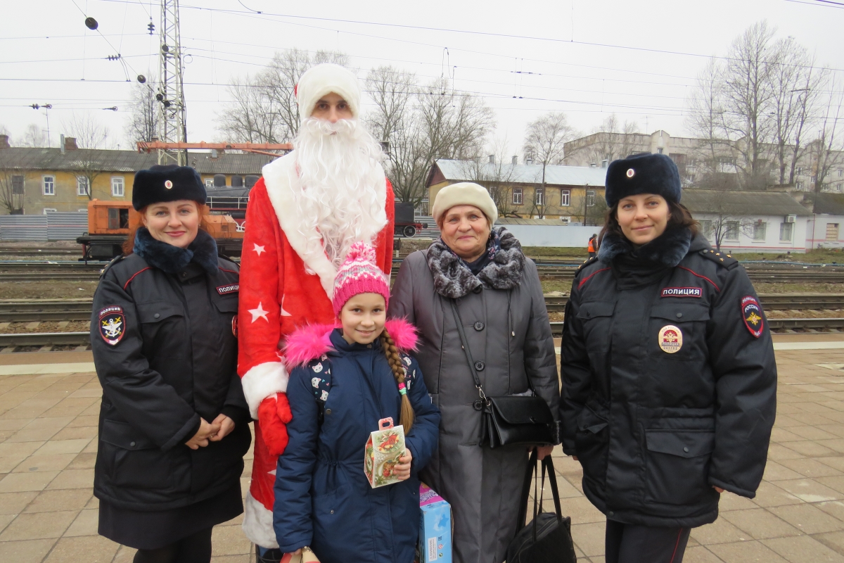 Дед Мороз раздавал сладкие подарки на вокзале в Твери