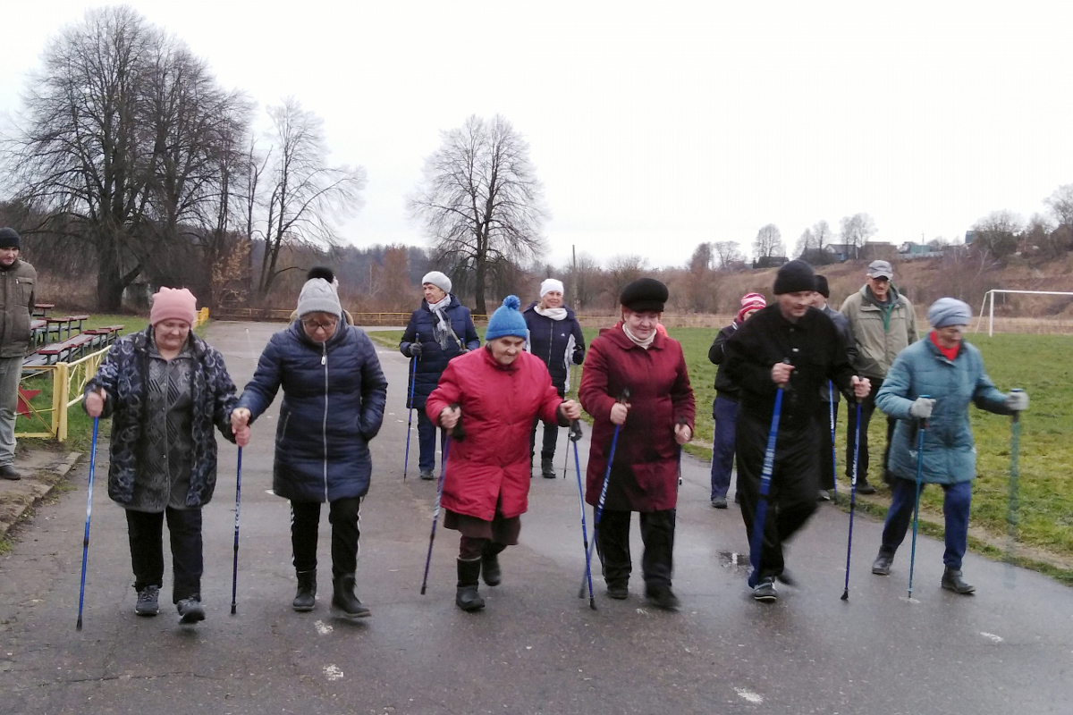 В Ржеве 83-летняя бабушка приняла участие в соревнованиях по скандинавской ходьбе