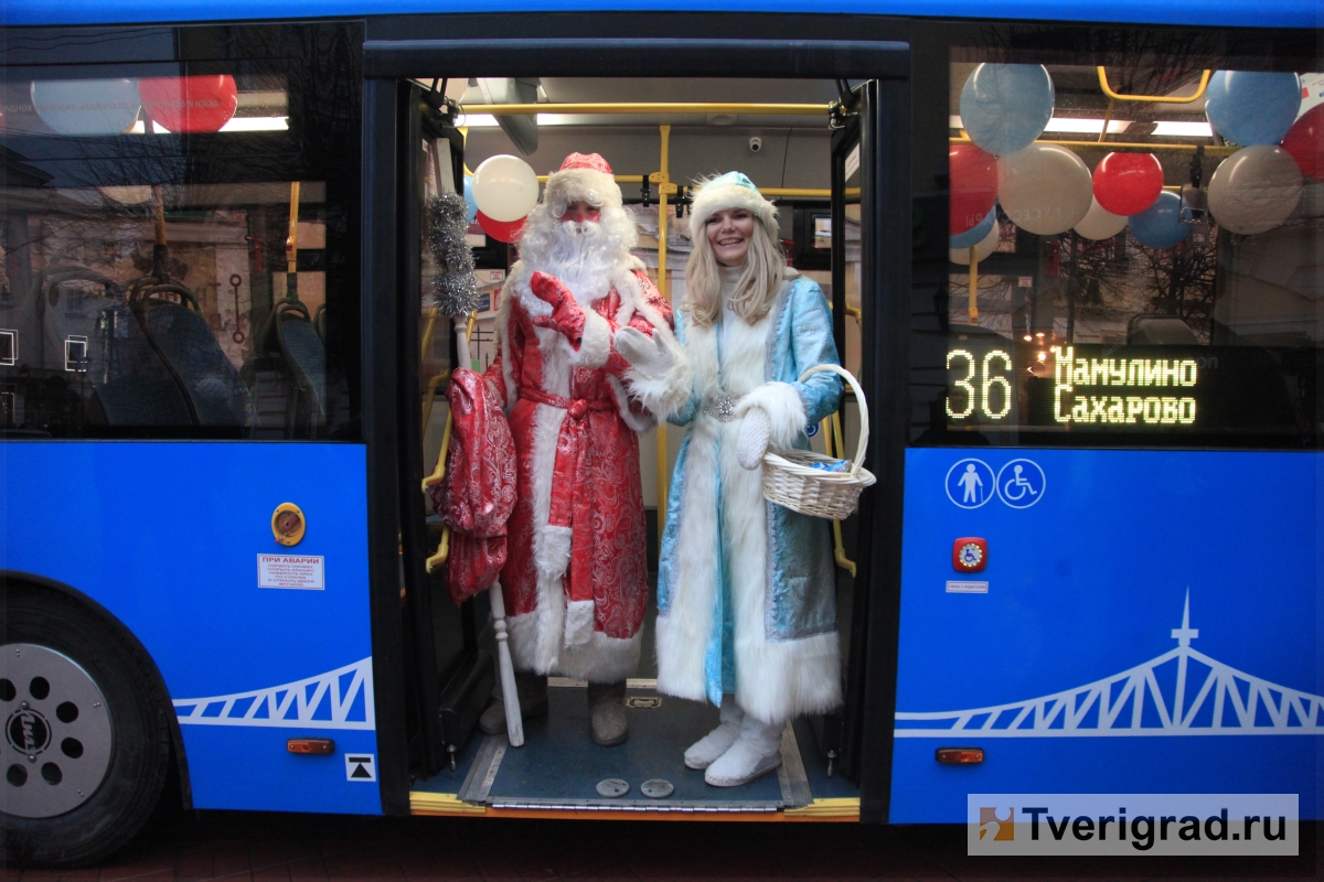Новогодний автобус с символикой «Транспорта Верхневолжья» вызвал ажиотаж в центре Твери