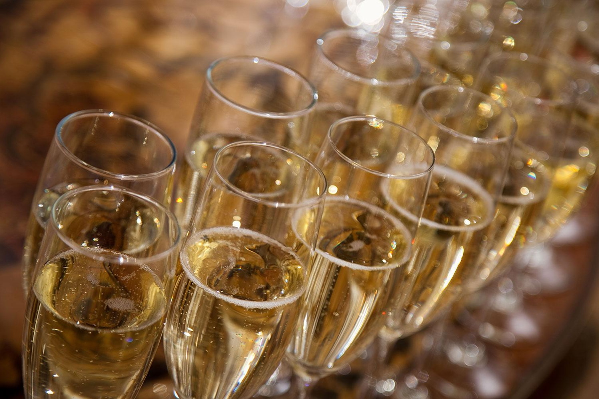 В среднем каждый житель Тверской области в Новый год выпивает чуть больше двух бокалов шампанского