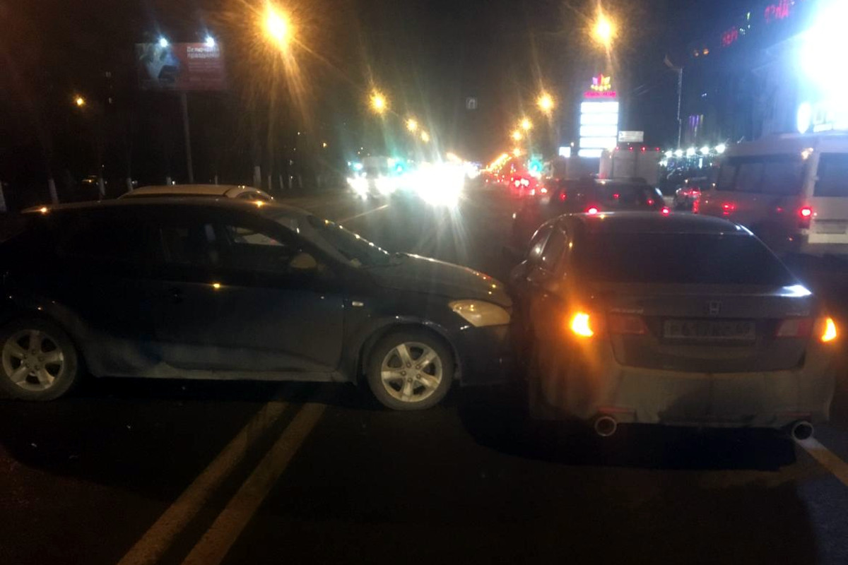 В Твери три автомобиля столкнулись в Южном, пострадал водитель