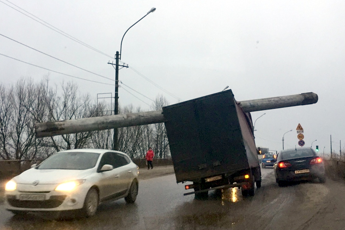 В Тверской области грузовик снес «Мост глупости»