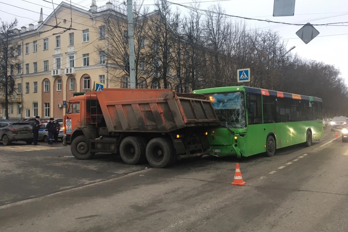 В Твери автобус протаранил КамАЗ, есть пострадавший