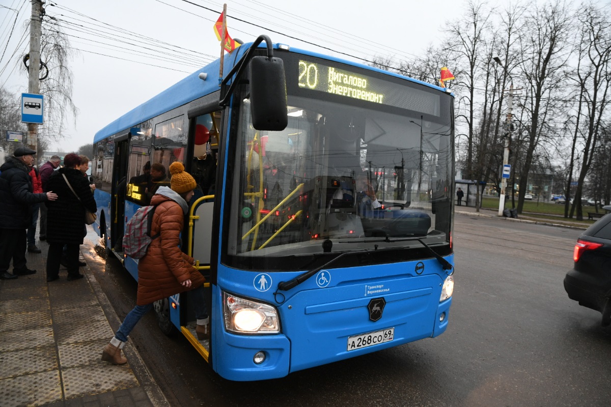На дороги Твери вышел бесплатный «новогодний автобус»