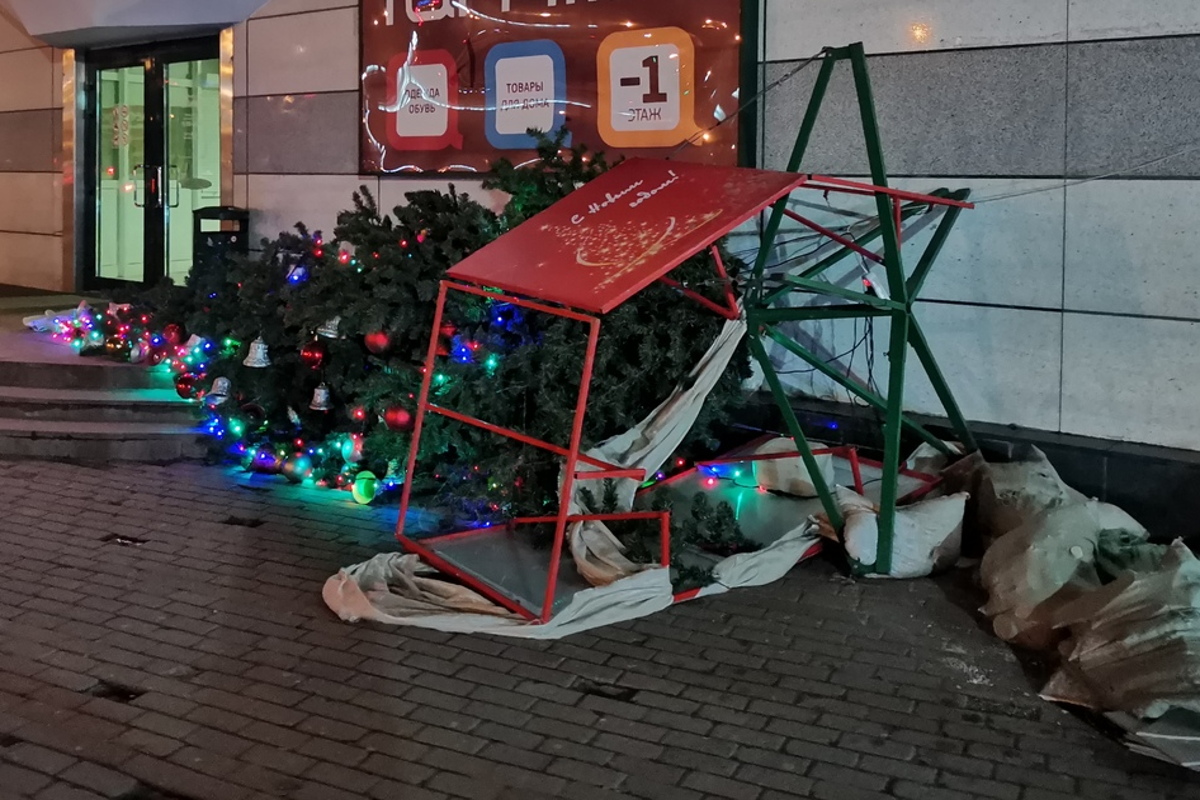 В Твери ветром валит остановки и новогодние ёлки