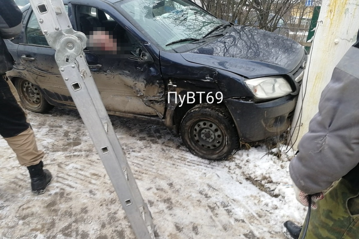В Заволжском районе Твери столкнулись две легковушки
