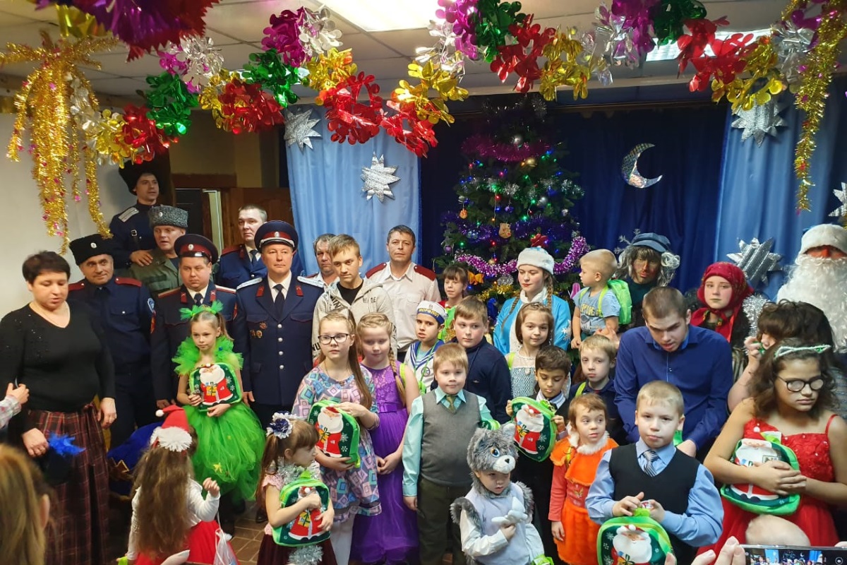 Бологовские казаки подарили детям праздник в Новый год