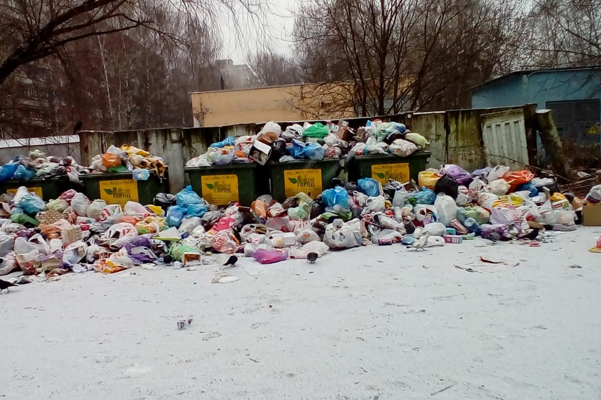 На переполненные мусорные контейнеры в новогодние праздники пожаловались жители Южного в Твери
