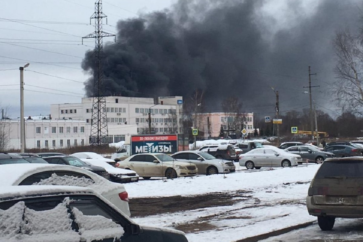 Дым от горящих покрышек переполошил жителей Заволжского района Твери