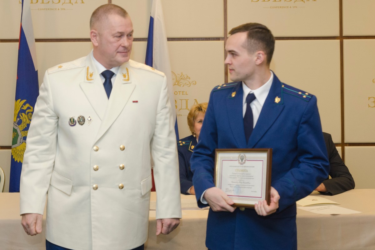 Юрий Чайка наградил одного из самых молодых прокуроров Тверской области