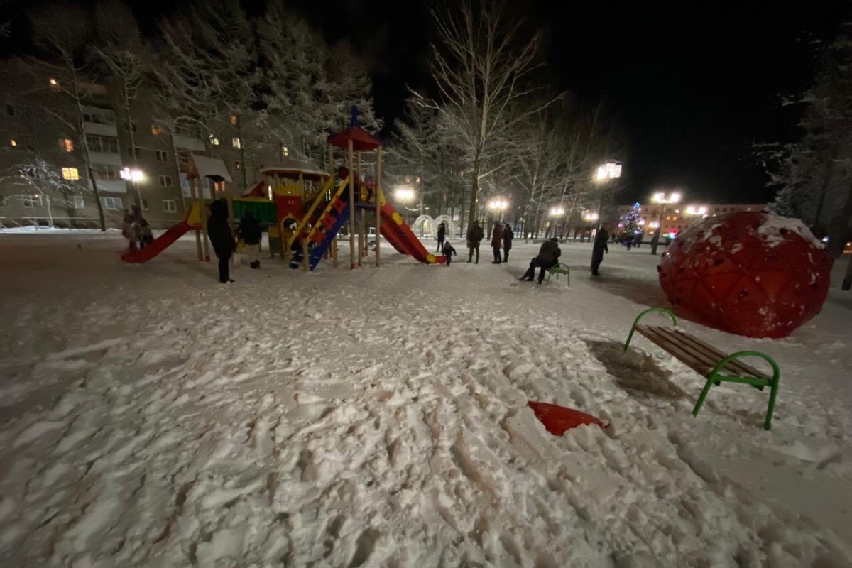 Вандалы разгромили детский игровой комплекс на площади Революции в Ржеве