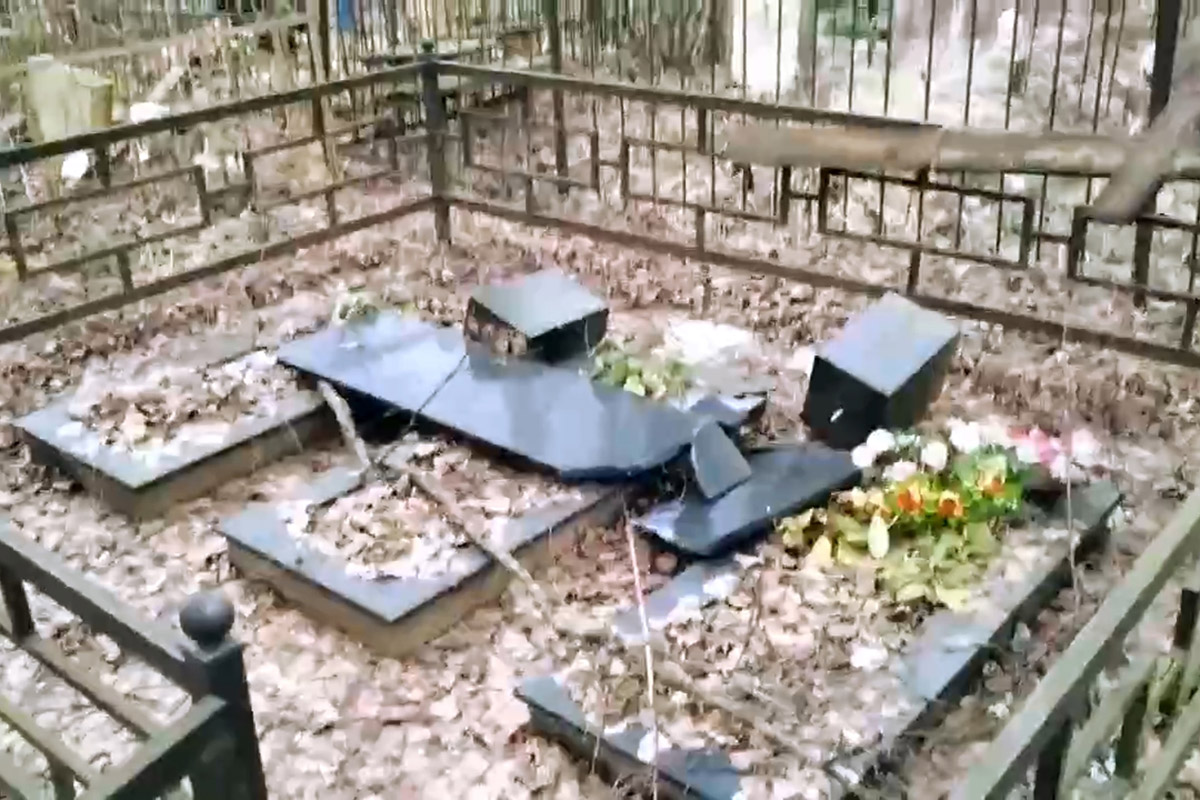 В Тверской области вандалы крушили памятники на кладбище