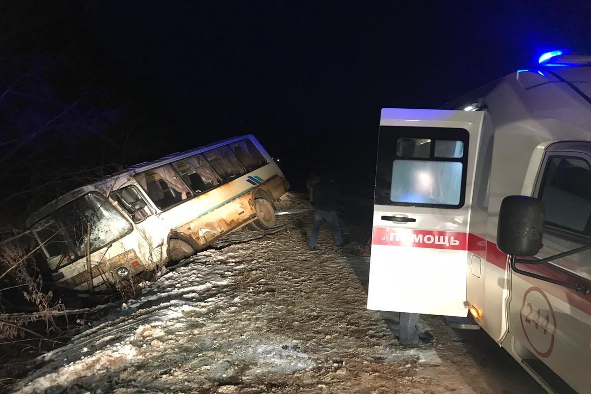 В Тверской области произошло лобовое столкновение рейсового автобуса и иномарки
