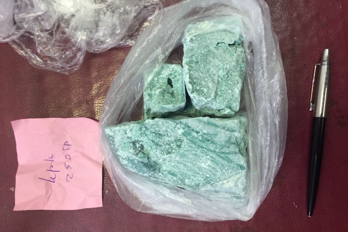 В Твери двое парней пытались продать четверть килограмма синтетического наркотика