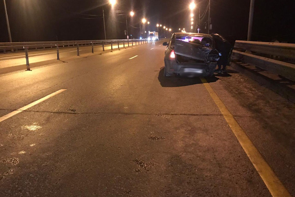 На трассе в Тверской области при столкновении фуры и легковушки погиб пассажир, который вышел из машины