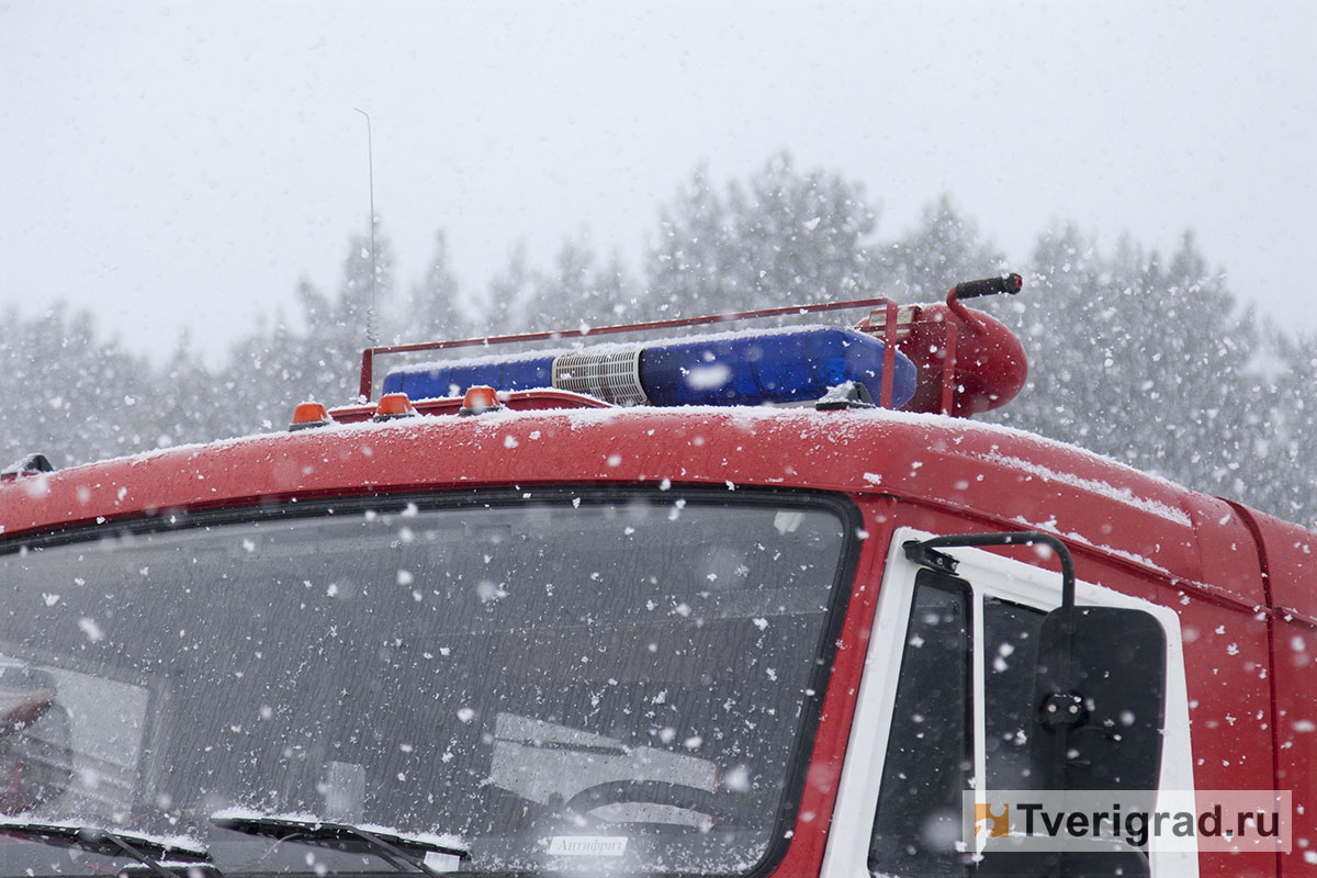 В Тверской области пожарные потушили загоревшуюся на трассе М-11 фуру