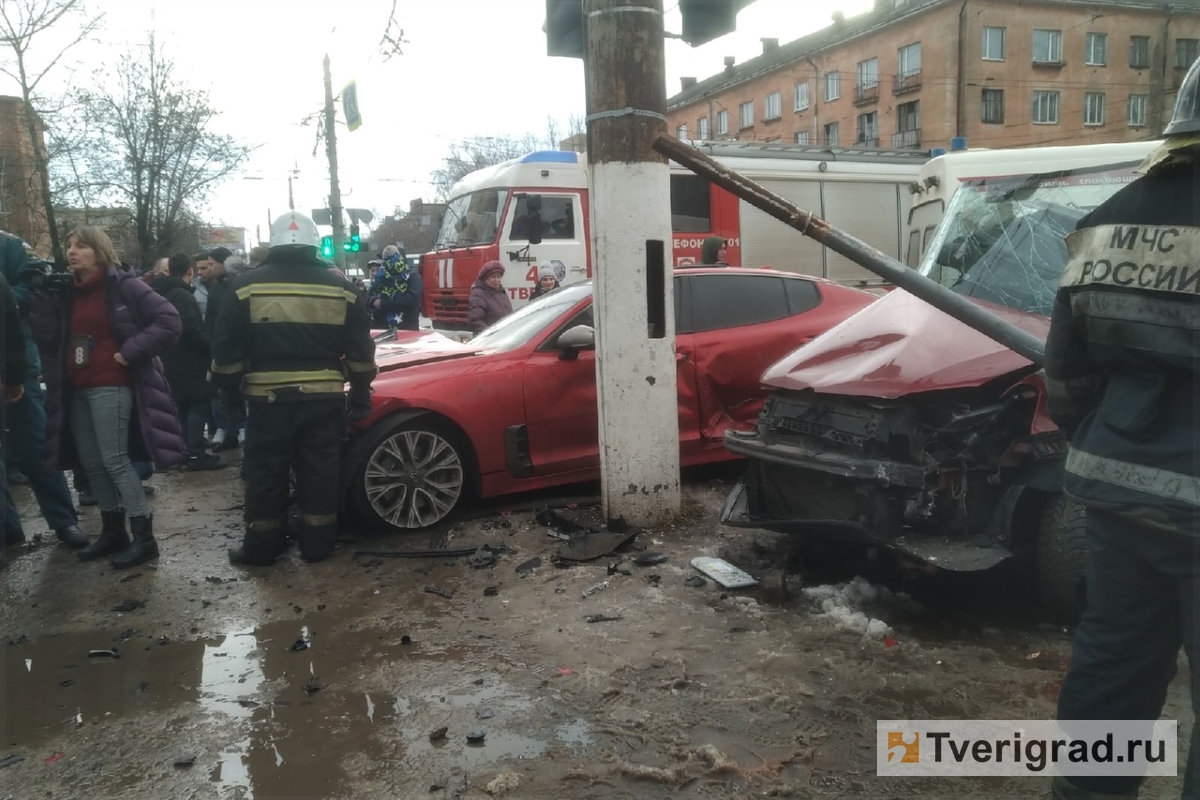 На Волоколамском проспекте в Твери в результате ДТП машины вылетели на тротуар: пострадали трое пешеходов и водитель
