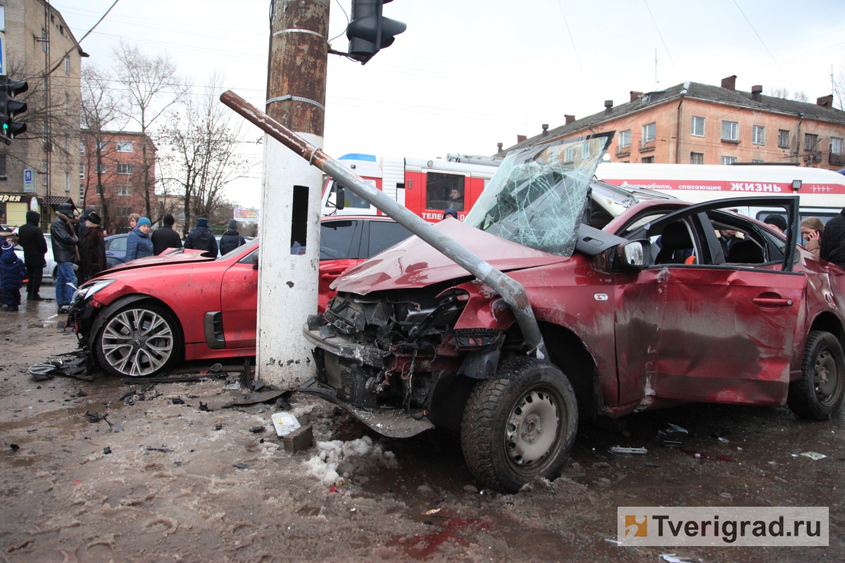 Скончался водитель, пострадавший в жутком ДТП на Волоколамском проспекте в Твери