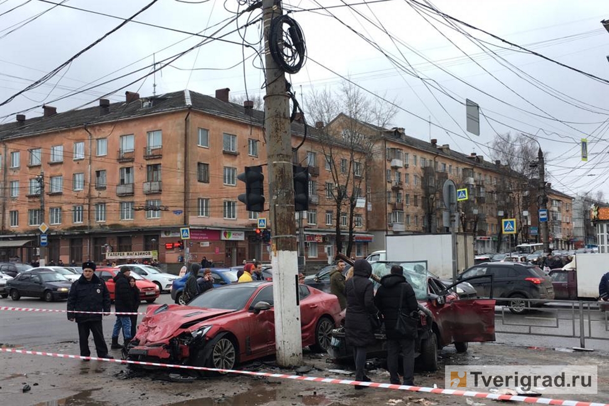 Появилось видео момента серьезного ДТП на Волоколамском проспекте, в котором пострадали шесть человек