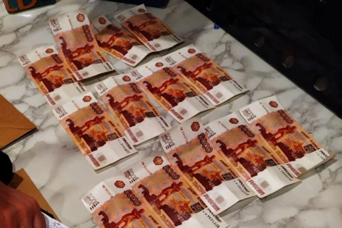 В Твери полицейские изъяли у 19-летнего фальшивомонетчика 70 тысяч поддельных рублей