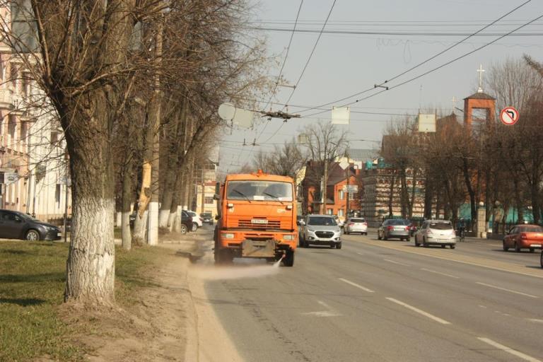 На дорогах Твери поливомоечные машины пытаются победить пыль