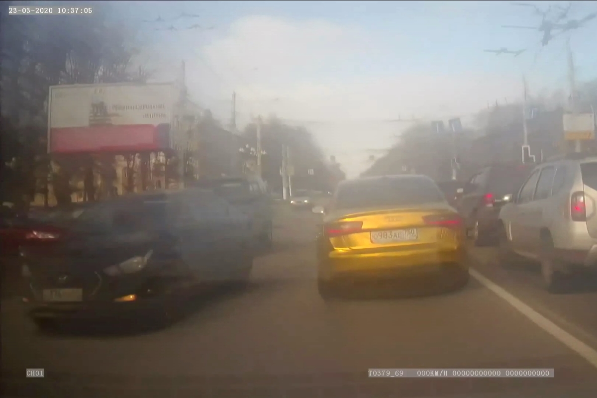 Появилось видео погони за водителем Audi в Твери, из-за которого экипаж ГИБДД попал в аварию