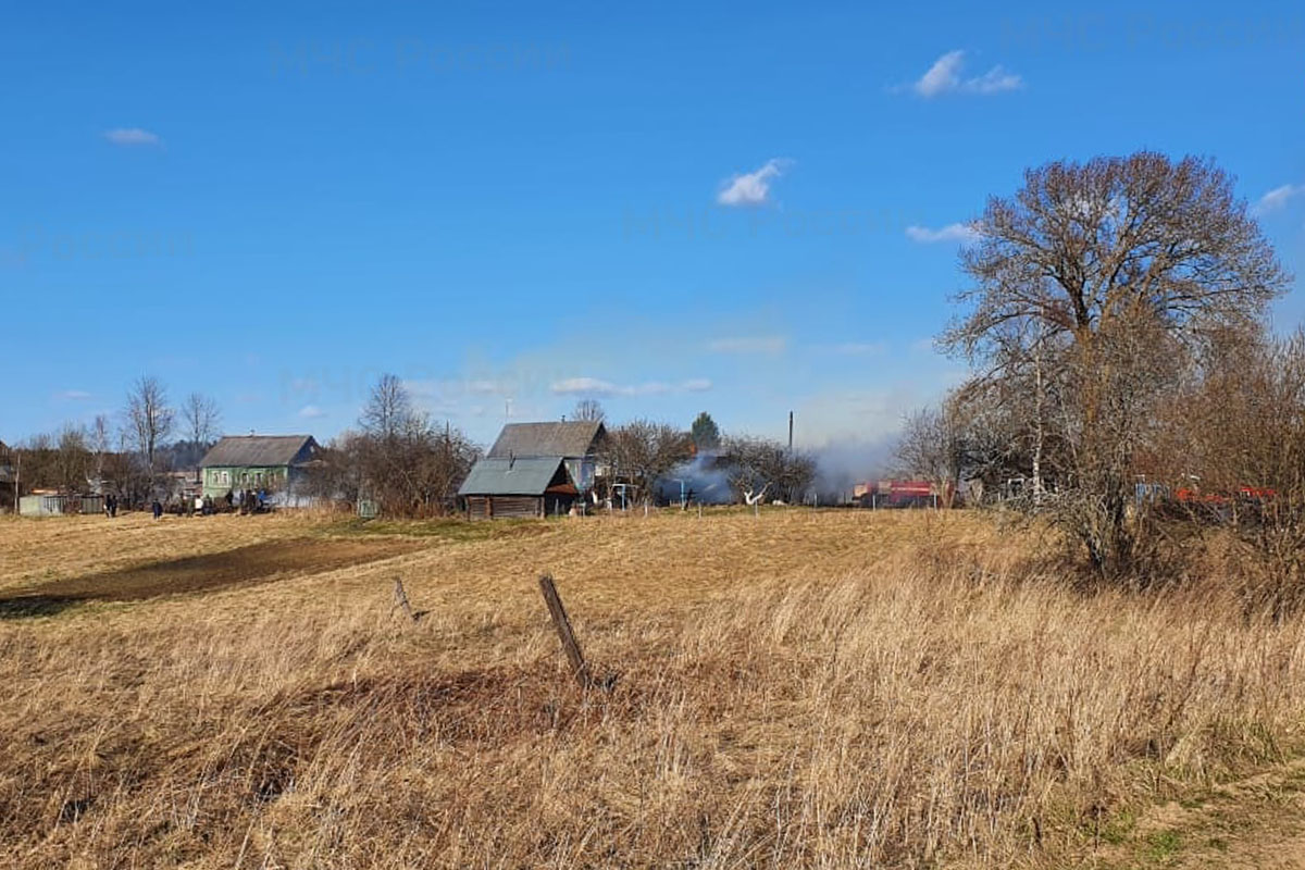 Более 30 человек тушили крупный пожар в деревне в Тверской области