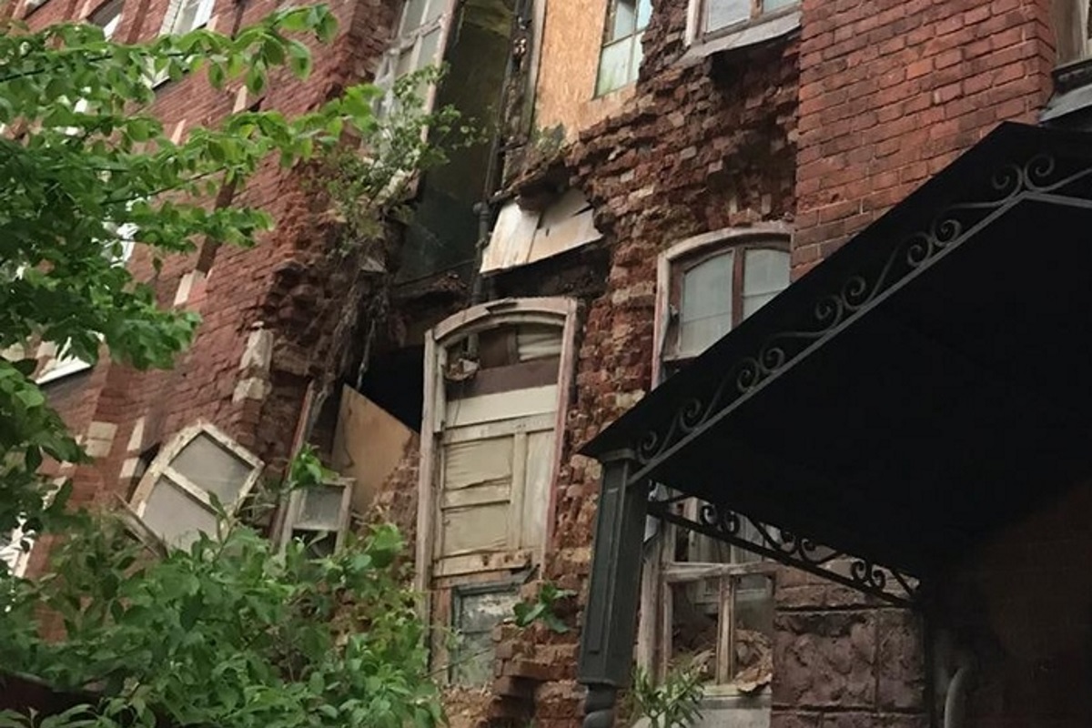 СК заинтересовался обрушением стены дома на улице Спартака в Твери