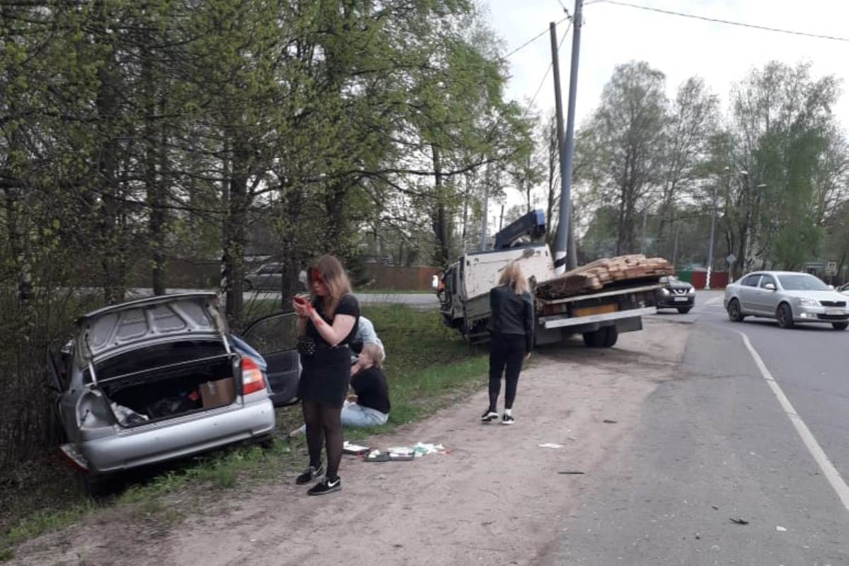 В Тверской области девушка на легковушке врезалась в грузовик