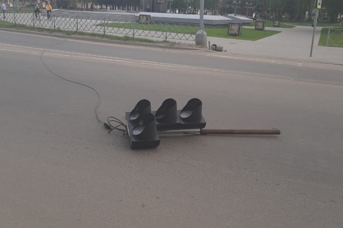 В Ржеве светофор упал на 20-летнего пешехода