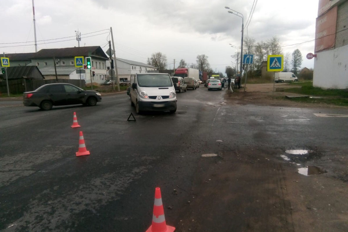 В Тверской области на трассе М-10 мужчина пострадал при столкновении фургона с легковушкой