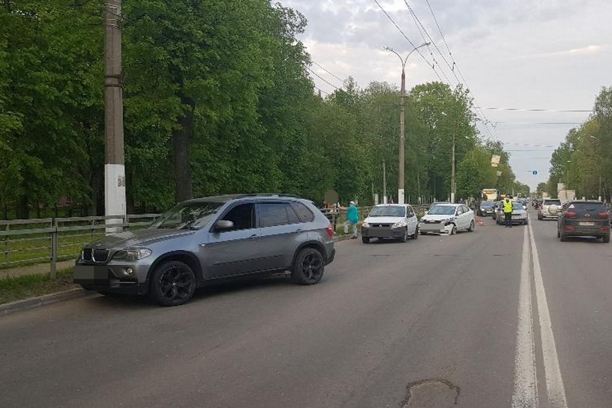 Опубликовано видео столкновения трёх автомобилей на Петербургском шоссе в Твери