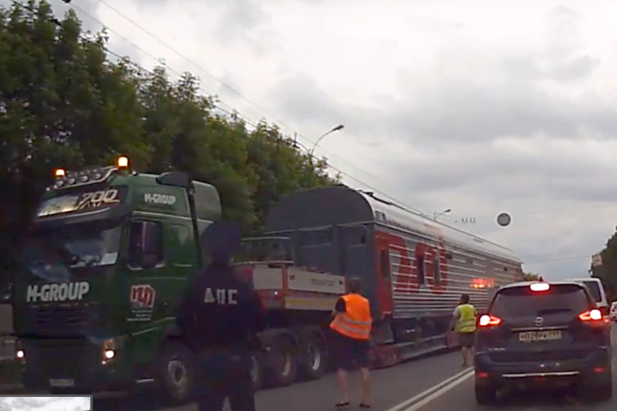 В Твери посреди Петербургского шоссе «застрял» железнодорожный вагон