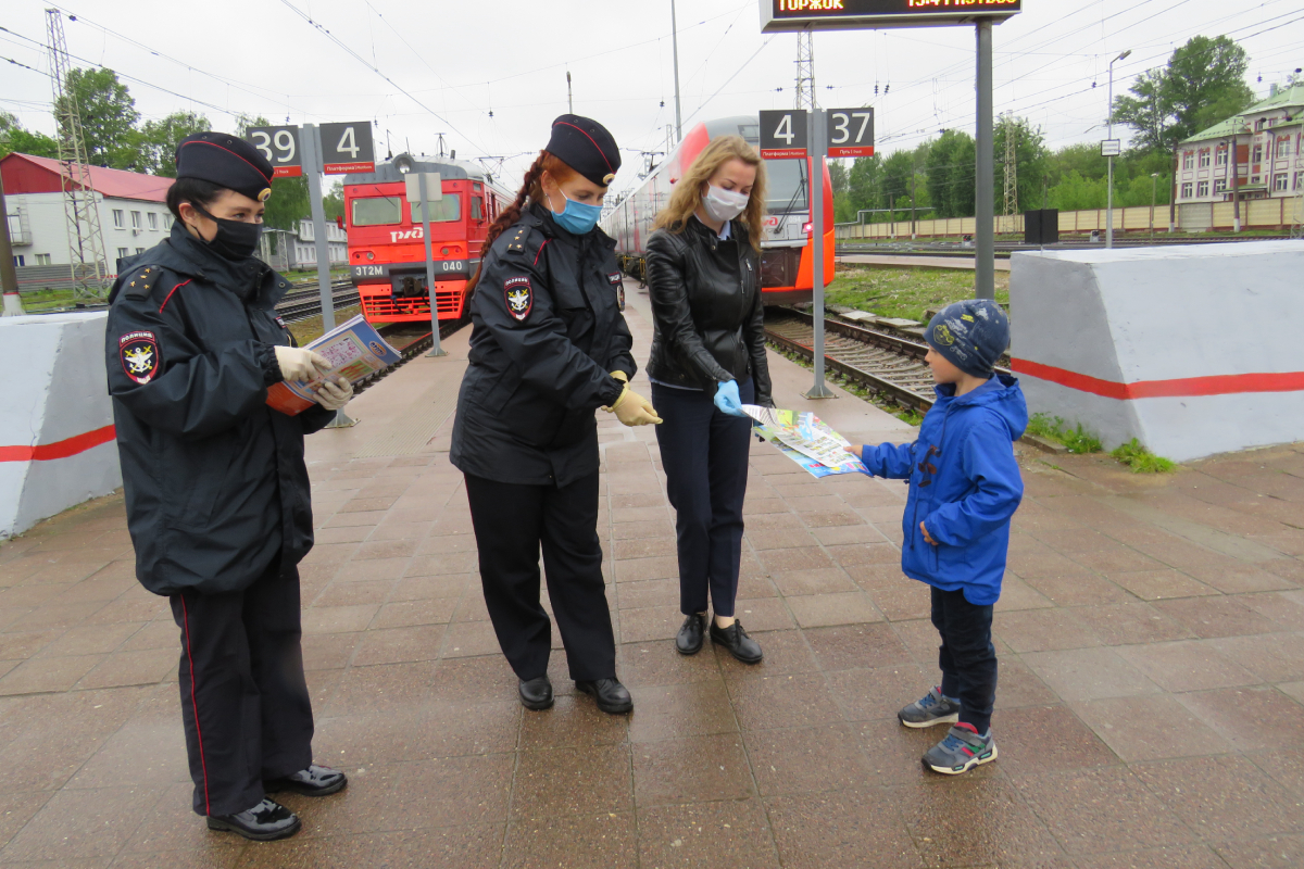 В Твери транспортные полицейские напомнили детям, как надо вести себя на вокзале