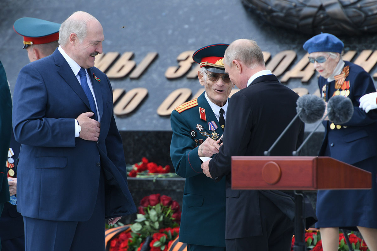 Стало известно содержание записки, которую Путин передал ветерану из Твери на открытии Ржевского мемориала