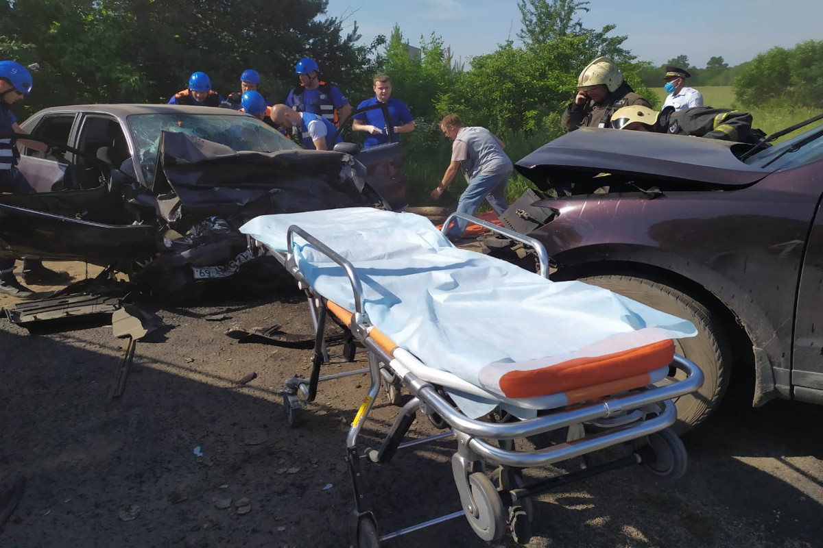 С утра 20 июня в ДТП в Тверской области два человека погибли и 15 получили травмы