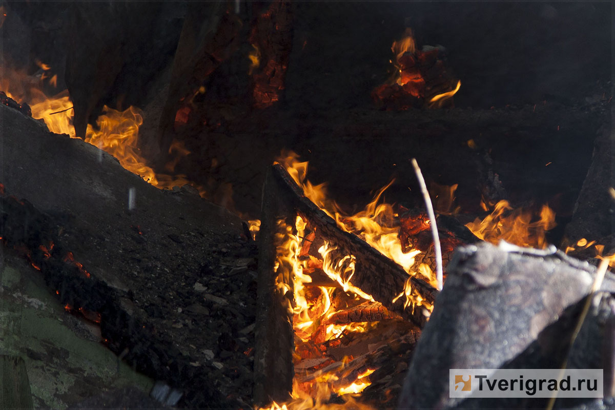 В Тверской области загорелись дом и припаркованная рядом машина